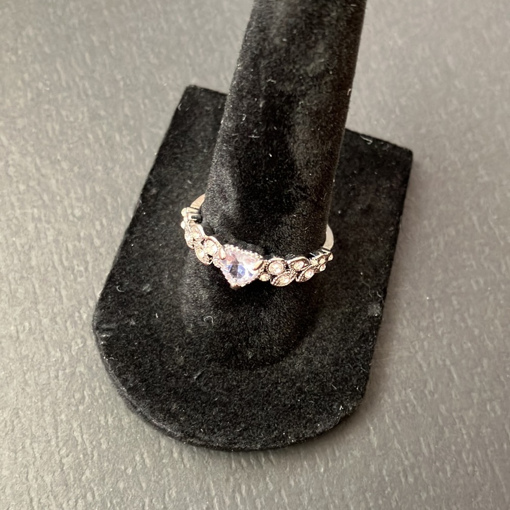 Women’s Heart Shaped Ring Size 8. - Picture 8 of 8